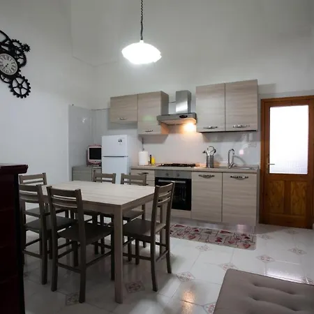 4 Sister Open Space In Apartment